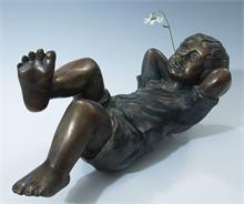 Bronzefigur "Liegender Knabe". 