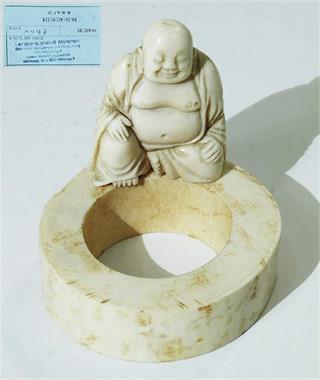 Lachender Buddha auf Glücksbrunnen. 