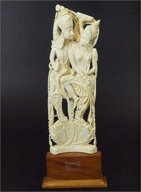 Elfenbeinfigurengruppe Gott Shiva und Göttin Parvati.
