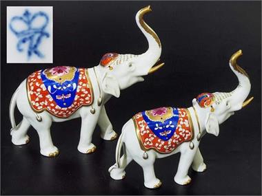 Zwei indische Elefanten mit erhobenem Rüssel.