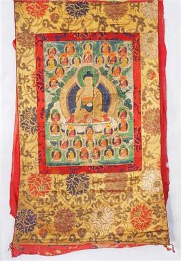 Thangka mit verschiedenen Buddha-Darstellungen und Vorhang.