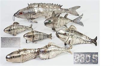 Sammmlung von sieben verschiedenen Fischen.  Silber.