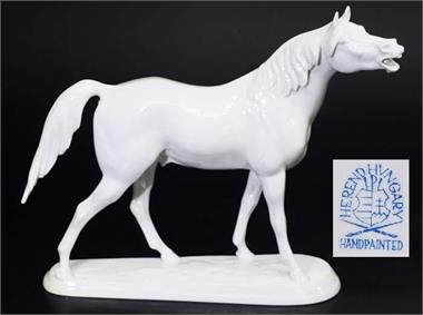 Tierplastik "Pferd" auf ovaler Plinthe.