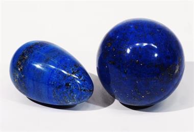 Zwei Lapis-Lazuli Handschmeichler.