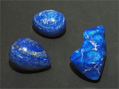 Drei Lapis-Lazuli Handschmeichler.