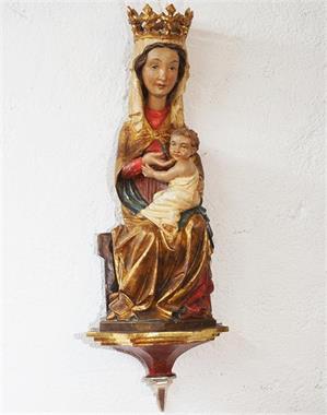 Bekrönte Madonna mit Kind auf Wandsockel, verso gehöhlt