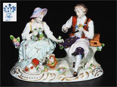 Figruengruppe "Junges Paar mit Blumenkorb und Vogelkäfig",   SITZENDORFER Porzellanmanufaktur/Thüringen.