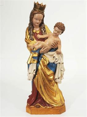 Bekrönte Madonna mit Kind., im Stil der Salzburger Gotik.