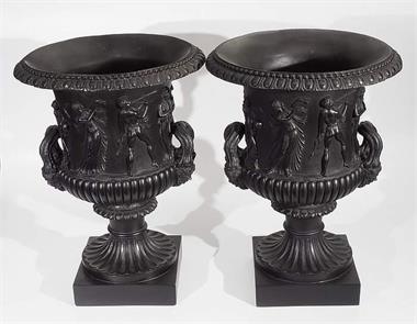 Zwei große Amphoren-Vasen.