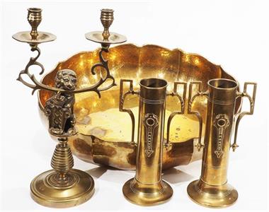 Vierteiliges Messing-Konvolut: Kerzenleuchter, Paar Vasen, oval/runde Schale. 20. Jahrhundert.