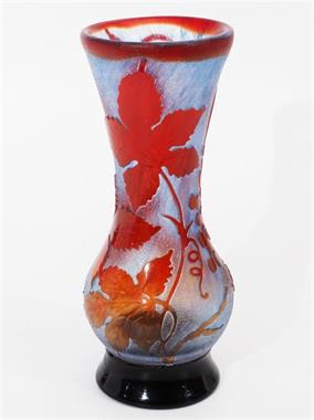 Jugendstil Vase mit erhabenem Weinlaubdekor