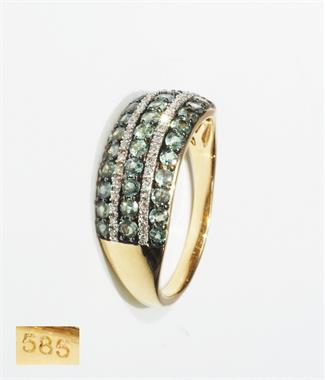 Ring mit Diamanten und grünen Korunden (Saphiren).