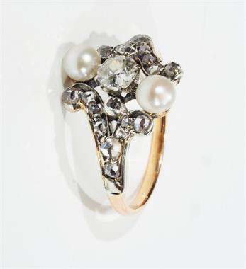 Damenring mit Diamanten und zwei Perlen (antik).