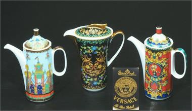 Drei  Miniatur Porzellan-Kännchen, Versace für ROSENTHAL  Ende 20. Jahrhundert. Entwurf Paul Wunderlich