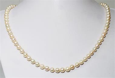 Akoya Perlenkette, einzeln verknotet mit Schmuckverschluss.
