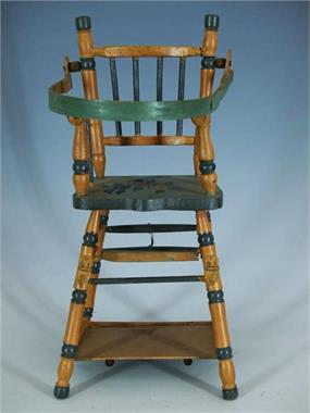 Kleiner hoher  Puppenstuhl wandelbar  Stuhl mit Tisch.   1. Hl. 20. Jh. 