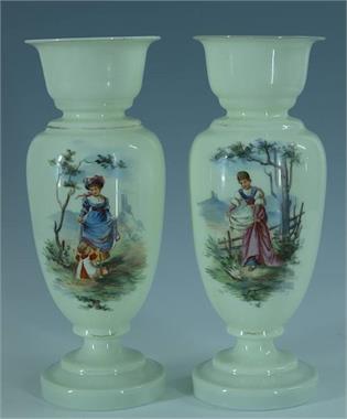 Milchglas-Vasenpaar. Um 1890. 
