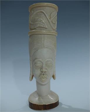 Weibliche Skulptur mit  Kopfschmuck. 